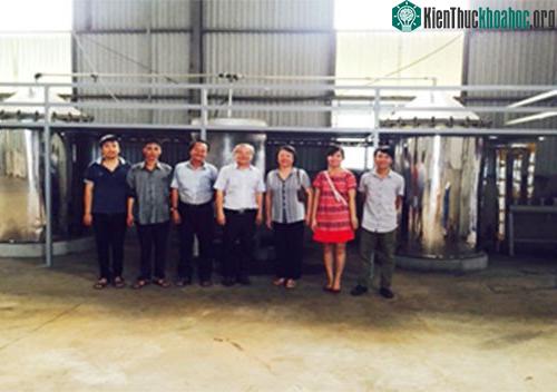 Nhóm khoa học và cụm thiết bị chưng cất tinh dầu sả.