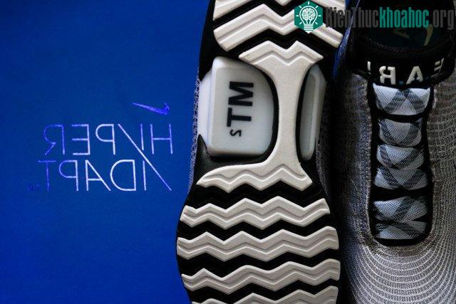 Một phần trên thân giày (upper) và bộ đế của Nike HyperAdapt 1.0.