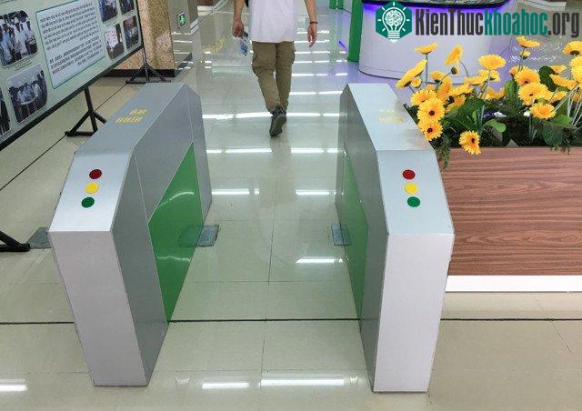 Cổng soát vé... mô hình, sau khi hoàn thiện sẽ là hệ thống kiểm soát vé bằng thẻ.