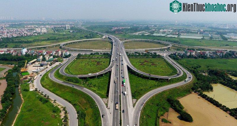 Đường tại đây có thiết kế rộng 60m, vận tốc xe chạy 80km/h
