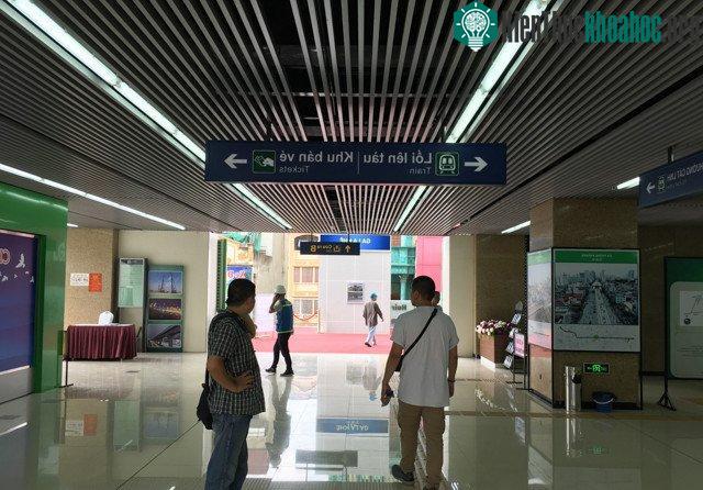 Ở tầng hai, cơ sở hạ tầng cơ bản đã hoàn thành cơ bản 80%, chưa được trang bị điều hòa nhiệt độ nhưng vẫn tương đối mát mẻ dù ngoài trời đang rất oi nóng.
