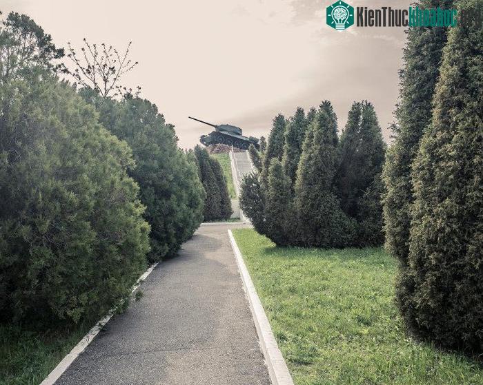 Một lối rẽ trên đường cao tốc dẫn từ Tiraspol đến thành phố công nghiệp Ribnita