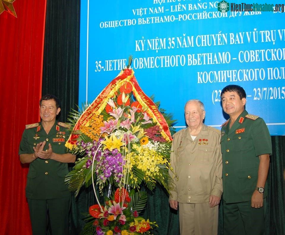 Anh hùng Phạm Tuân và phi hành gia Viktor Gorbatko.