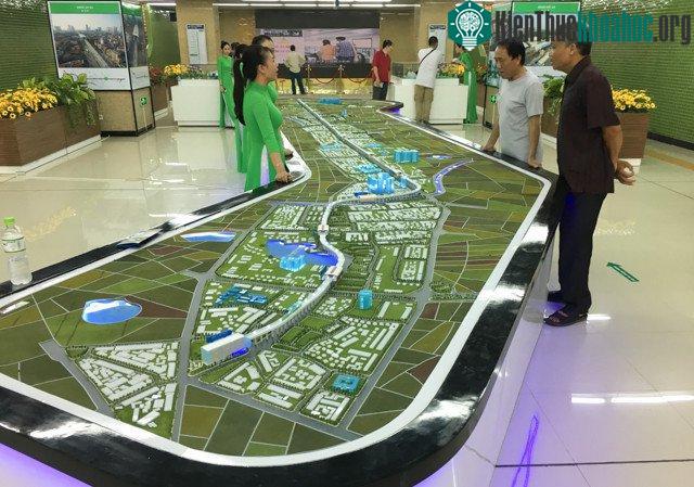 Bên cạnh các biển báo hướng dẫn, diễn giải các thông tin liên quan đến ga. Còn có những mô hình chi tiết về tuyến đường sắt trên cao Cát Linh - Hà Đông.