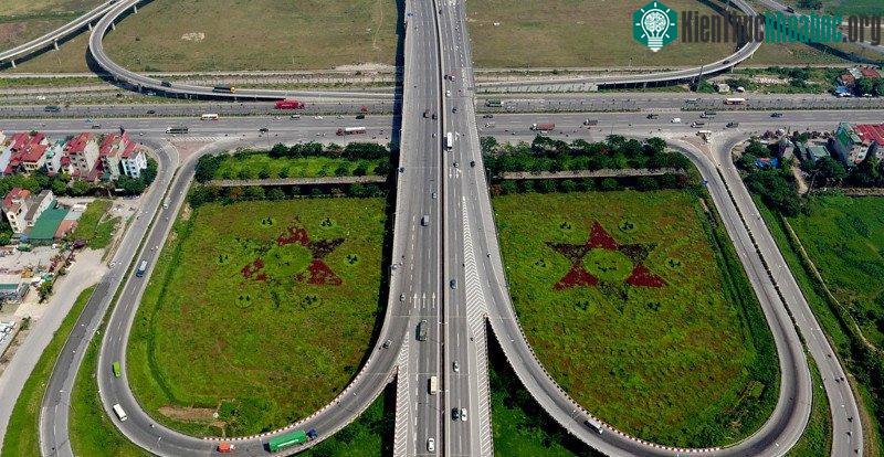 Để hoàn thiện nút giao này, các nhà thầu đã mở rộng quốc lộ 5 qua đây rộng 60m