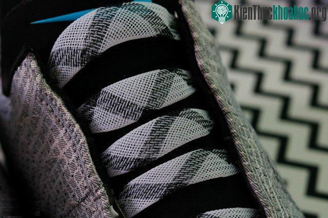 Được thiết kế bởi "phù thủy" Tinker Hatfield, Nike HyperAdapt 1.0 là một trong những đôi giày đầu tiên sử dụng công nghệ auto lacing (tự thắt dây).