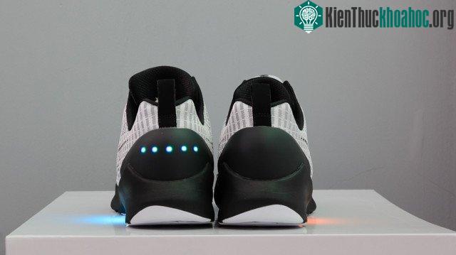 Khi được khởi động, hệ thống đèn LED trên mỗi chiếc giày sẽ cho ra ánh sáng có màu sắc khác nhau, cụ thể là xanh dương và màu cam.