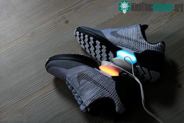 Ánh sáng đầy mê hoặc của Nike HyperAdapt 1.0 khi cắm sạc.