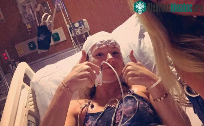 Caroline Walsh chụp ảnh cùng chị gái cô trong bệnh viện.