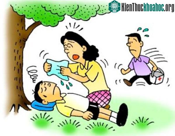 Đặt trẻ nằm ở nơi mát, cho uống nước lạnh cho đến khi trẻ cảm thấy đỡ hơn.