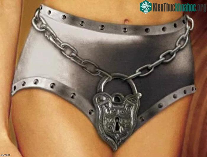 Đai trinh tiết là 1 bộ bikini bọc sắt với tấm chắn phía trước để tiểu tiện và phần kim loại dày 2cm che ngoài âm đạo.