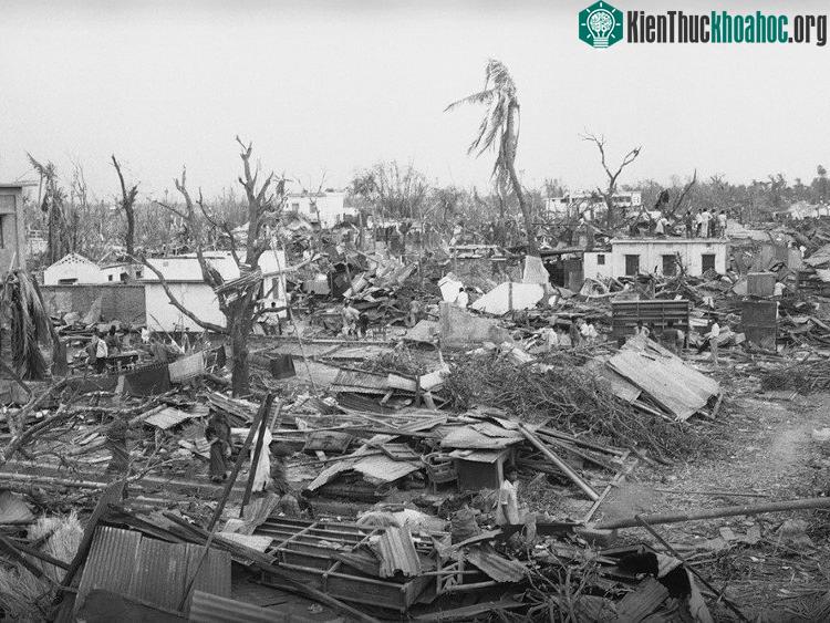 Cơn lốc xoáy kéo dài 15 phút quét qua một ngôi làng thuộc huyện Manikganj của Bangladesh khiến hàng chục ngàn người bị ảnh hưởng nặng nề. (Ảnh: Pavel Rahman/AP Photo).