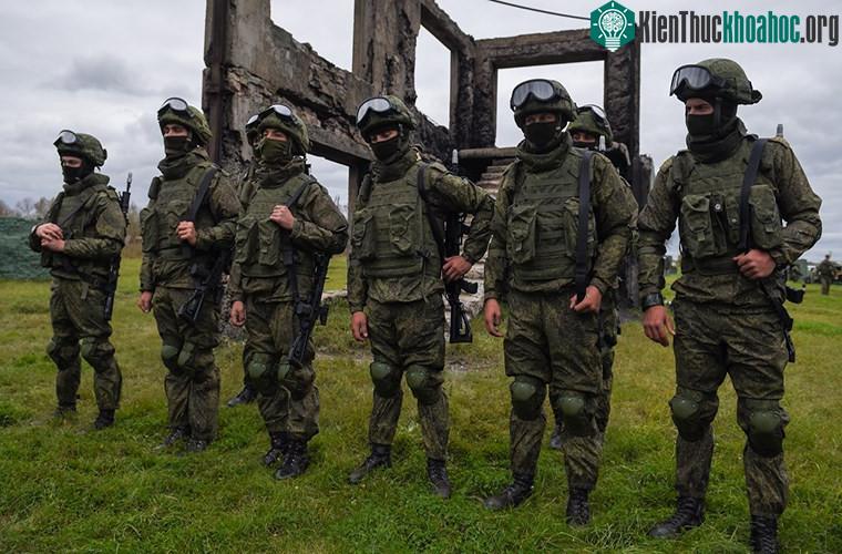 Ratnik tập hợp khoảng 50 trang, thiết bị khác nhau.