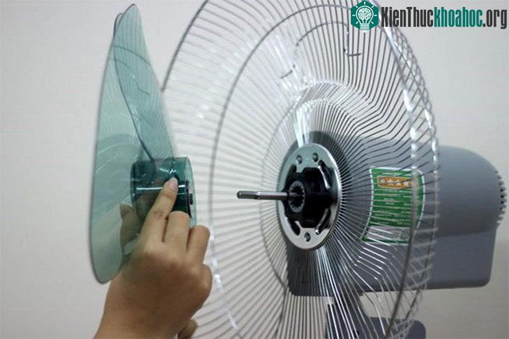 Trục quay bị mòn là nguyên nhân làm cánh quạt bị rơi.