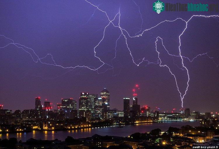 Sét đánh trên bầu trời London hôm Chủ nhật vừa qua.
