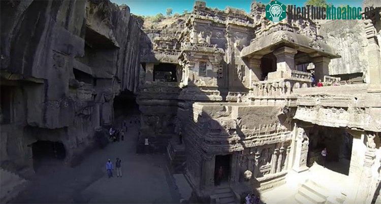 Người Ấn Độ thường gọi nó là đền Kailash.