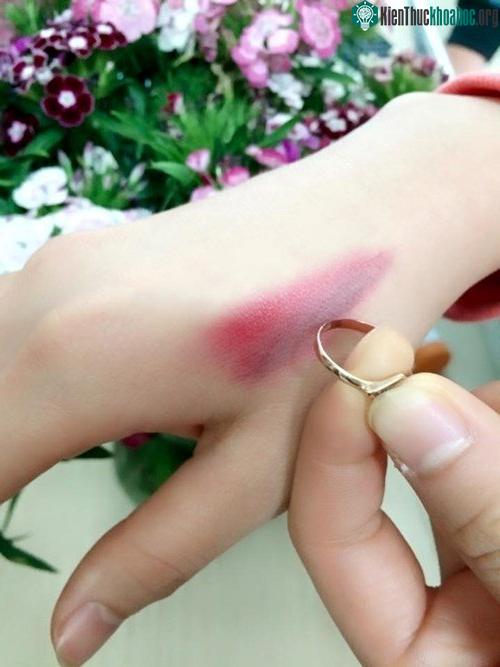 Bạn có thể dùng nhẫn vàng hoặc đồ trang sưc bằng vàng để thử xem son có nhiễm chì hay không.