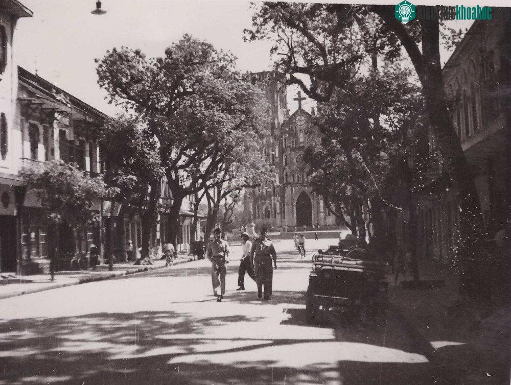 Trên phố Nhà Thờ một ngày nắng.