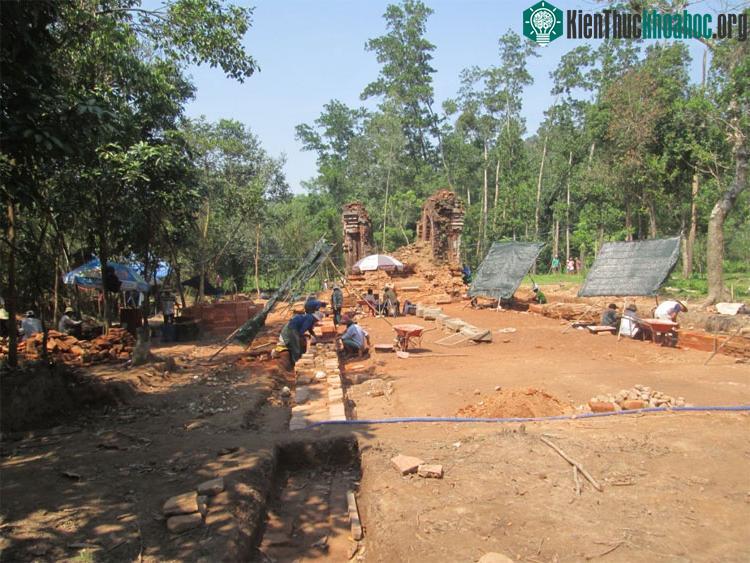 Một phần đoạn đầu của đường cổ và hai bờ tường dẫn sau tháp K mới vừa phát lộ.