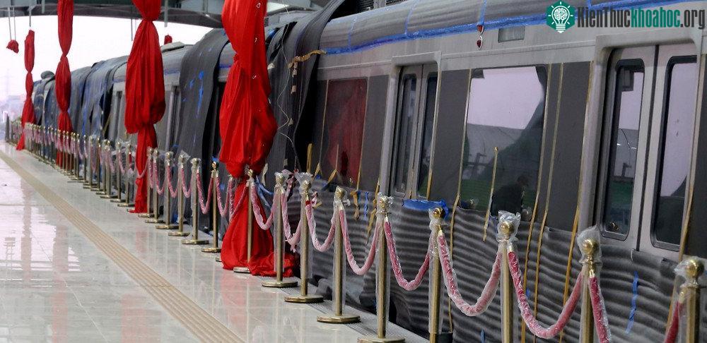 Đoàn tàu được để trên tầng 2 của nhà ga, nơi có sảnh rộng gần chục mét.
