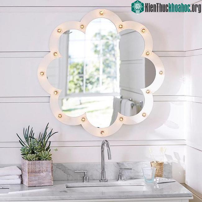 Chỉ cần nhúng miếng vải sạch vào cồn rồi đánh bóng chiếc gương theo vòng tròn là sạch bong.