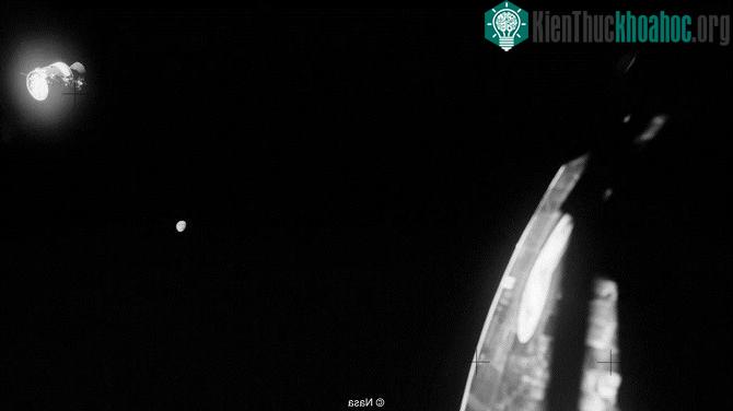 Phi hành đoàn trôi dạt trên tàu đổ bộ mặt trăng. (Ảnh: NASA).