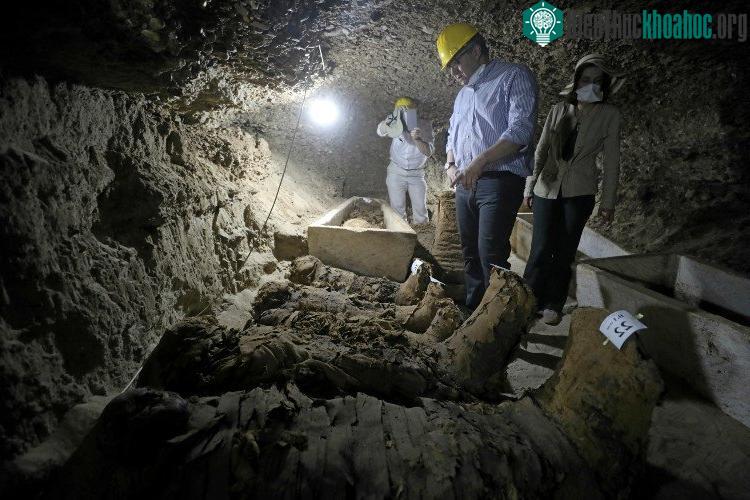 Khu mộ địa sâu khoảng 8m, nằm cách Cairo 250km về phía Nam.