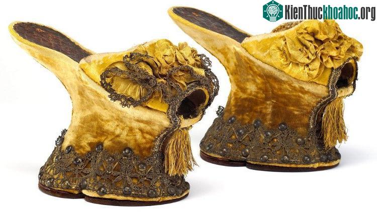 Một đôi Chopine được thêu thùa rất công phu, cầu kỳ.
