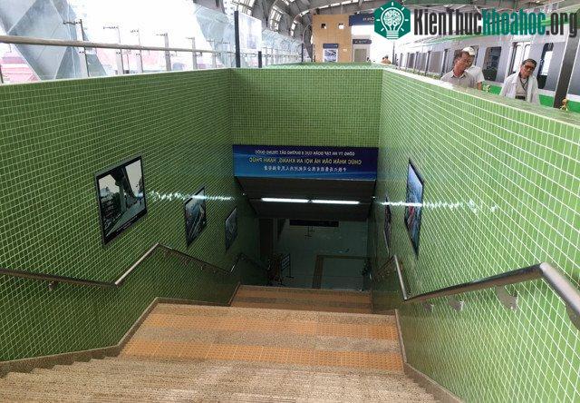Đi hết cầu thang là khu vực chờ tàu của tuyến Cát Linh - Hà Đông.