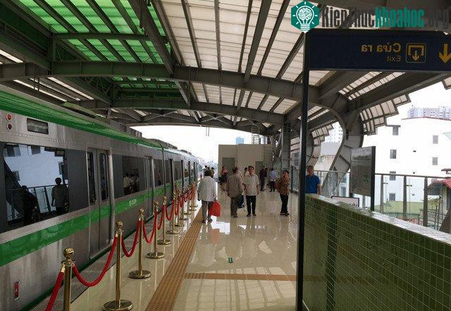 Theo thông tin của BQL, hệ thống cửa ke ga tự động có thể sẽ được lắp đặt trong tương lai. Vào giờ cao điểm, nếu hành khách không may ngã xuống đường ray sẽ rất nguy hiểm, đặc biệt là trẻ em.