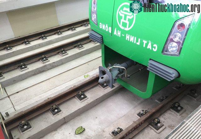 Đầu tàu trông không khác nhiều so với toa tàu mẫu được trưng bày hồi cuối tháng 10/2015 tại triển lãm Giảng Võ, vẫn giữ nguyên màu sơn xanh và biểu tượng Khuê Văn Các.