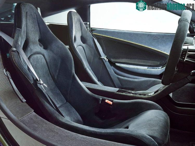 Vải Alcantara thường được sử dụng trong những chiếc xe hơi châu Âu sang trọng.