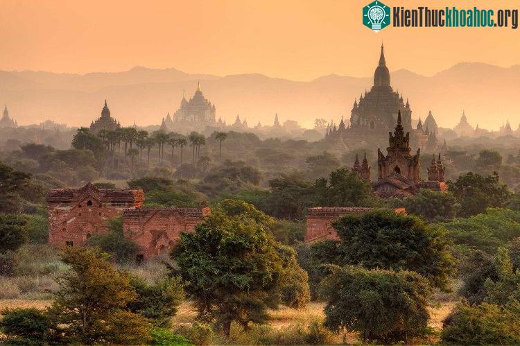 Hoạt động du lịch đã khiến di tích nơi đây lại bị tàn phá nặng nề.