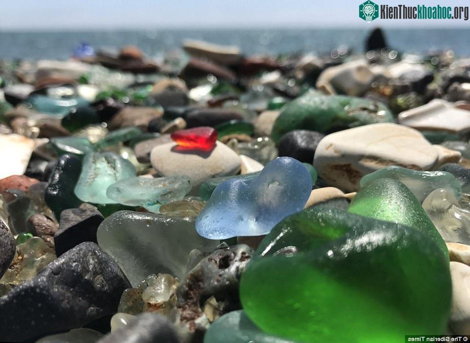 Bãi biển Glass dần trở thành một trong những điểm thu hút khách du lịch chính của cảng Vladivostok.