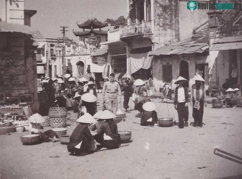 Chợ cóc ở khu phố cổ Hà Nội.