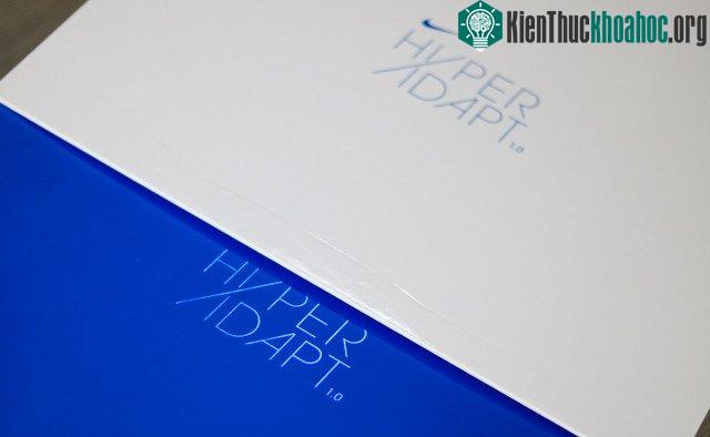Vỏ hộp nổi bật với 2 tông màu xanh/trắng