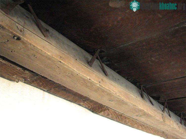 Những chiếc sàn này phát ra tiếng chiêm chiếp đặc trưng mỗi khi có áp lực tác động vào.