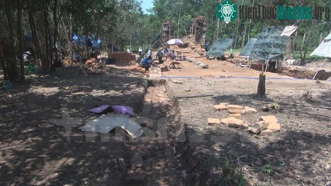 Một phần đoạn đầu của đường cổ và hai bờ tường dẫn sau tháp K mới vừa phát lộ. (Ảnh: Đoàn Hữu Trung/Vietnam+)