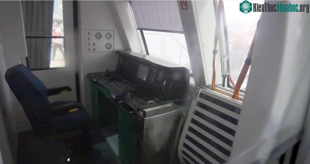 Buồng lái tàu rộng khoảng 5m2, ghế lái nằm ở góc phải.