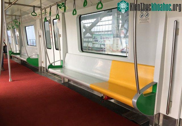 Không gian bên trong toa tàu khá rộng rãi, nội thất được làm chủ yếu từ vật liệu composite