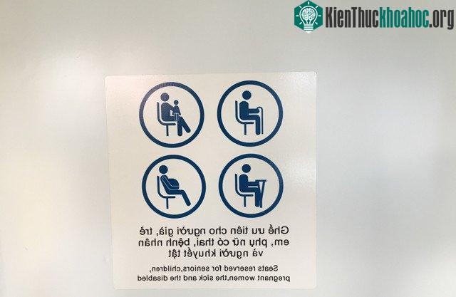 Không gian bên trong toa tàu khá rộng rãi, nội thất được làm chủ yếu từ vật liệu composite có khả năng cách nhiệt. Phần ghế màu vàng ưu tiên cho người già, trẻ nhỏ, phụ nữ mang thai và người tàn tật.