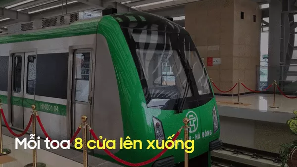 Mỗi toa có 8 cửa lên xuống rộng 1,3m dành cho khách ở cả 2 phía thân tàu.