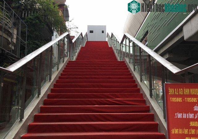 Một trong hai lối đi bộ lên nhà ga La Khê, được trải thảm nhựa chống trơn trượt trong điều kiện thời tiết xấu.