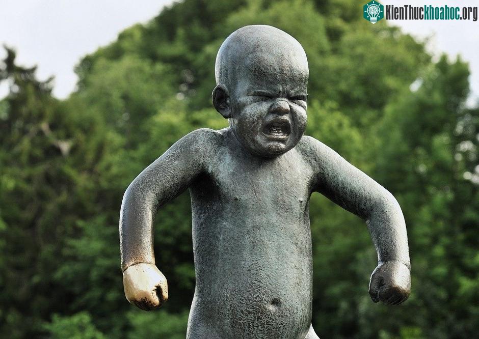 Một trong những bức ảnh được chụp nhiều nhất là Angry Boy (Cậu bé tức giận) với dáng đứng bằng một chân. "