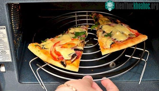 Bánh pizza ngon hơn khi ăn nóng