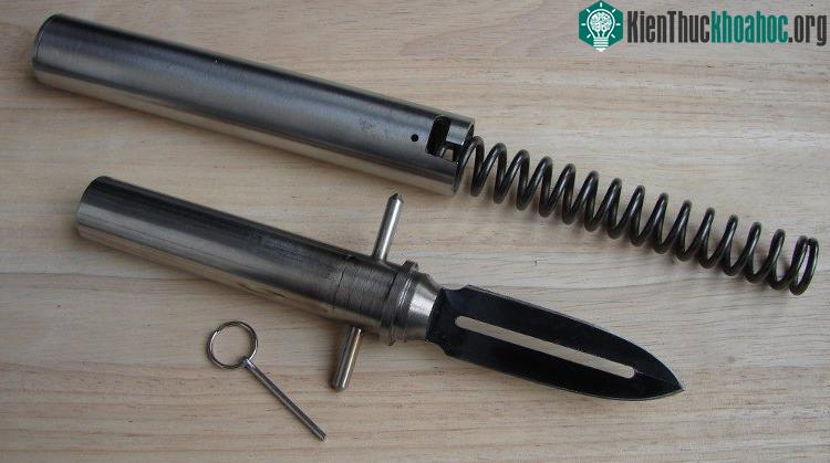 Ballistic Knife là con dao găm vô cùng nguy hiểm, thậm chí nó đã cấm sản xuất và sử dụng tại Mỹ từ năm 1986. Xem thêm tại đây