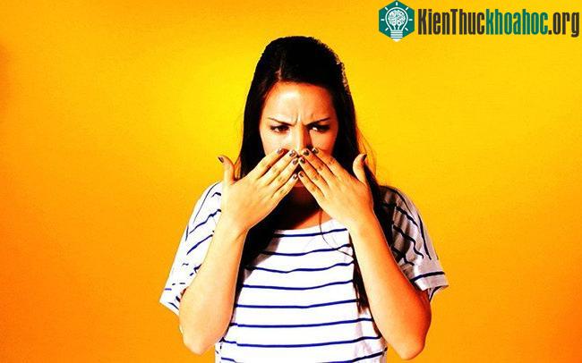 Xoa lên tay một ít cồn để hết mùi nhé, giống như sử dụng nước rửa tay khô thôi.
