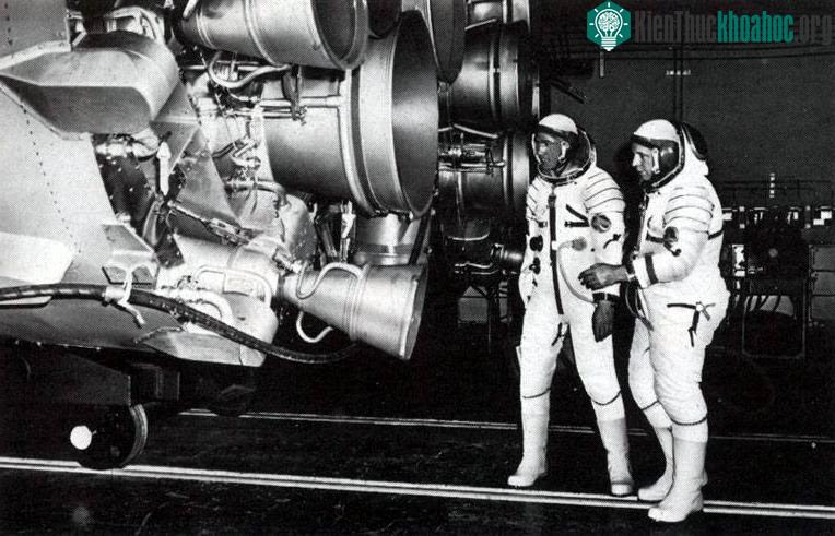 Viktor Gorbatko tốt nghiệp vào ngày 23/6/1956, với cấp bậc trung úy
