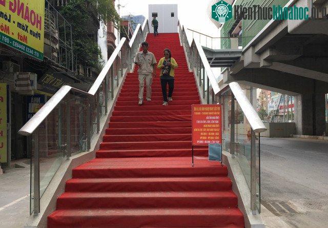Với người trẻ khỏe thì không vấn đề gì, tuy nhiên với người cao tuổi thì cầu thang này là cả một "thử thách".