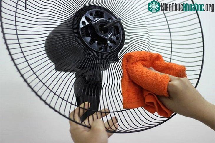 Nên thường xuyên tra dầu bôi trơn cho động cơ quạt.